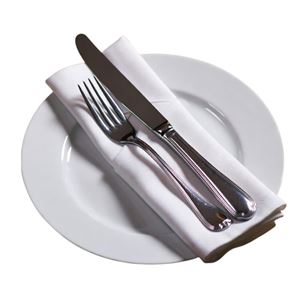 Bord, bestek gerold in een servet