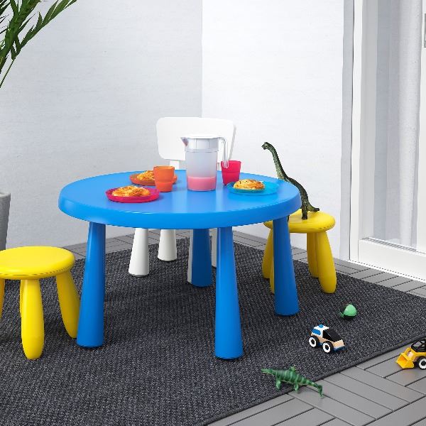 Kindertafel + 4 krukjes